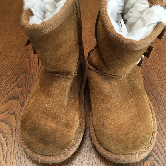 UGGS Koolaburra kids 7 w/dainty bows & row of plush sheepskin peeking from bows. - Picture 7 of 10